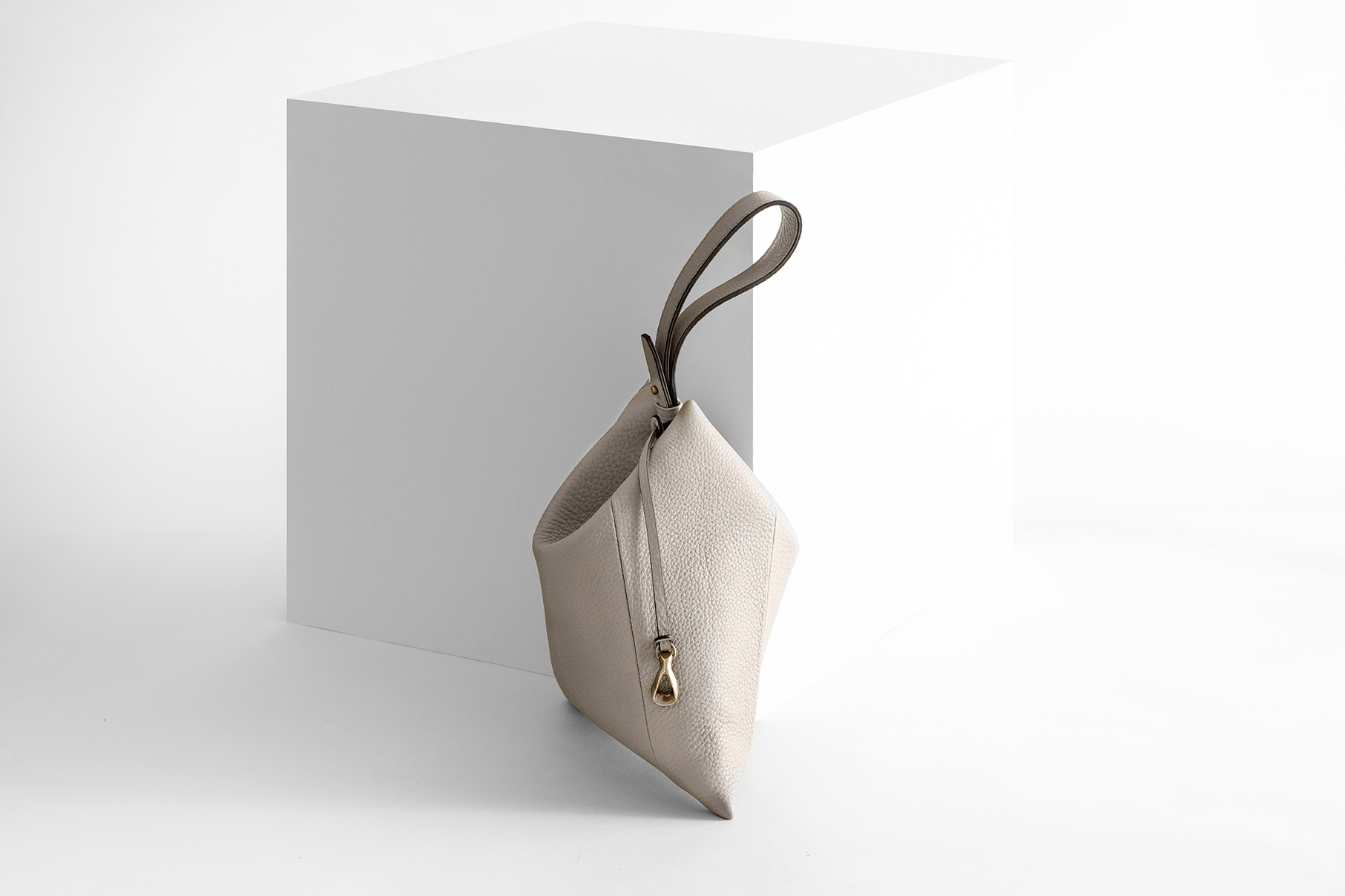 新型「Prism トライアングルポーチ」