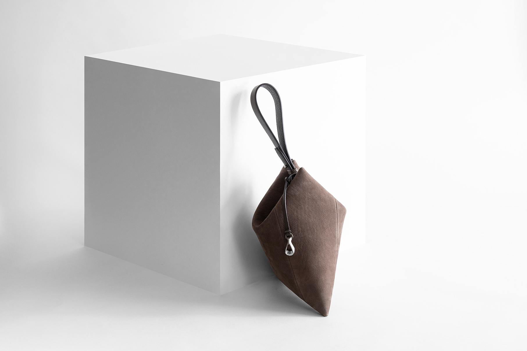 新型「Prism トライアングルポーチ ヌバックゴートレザー」